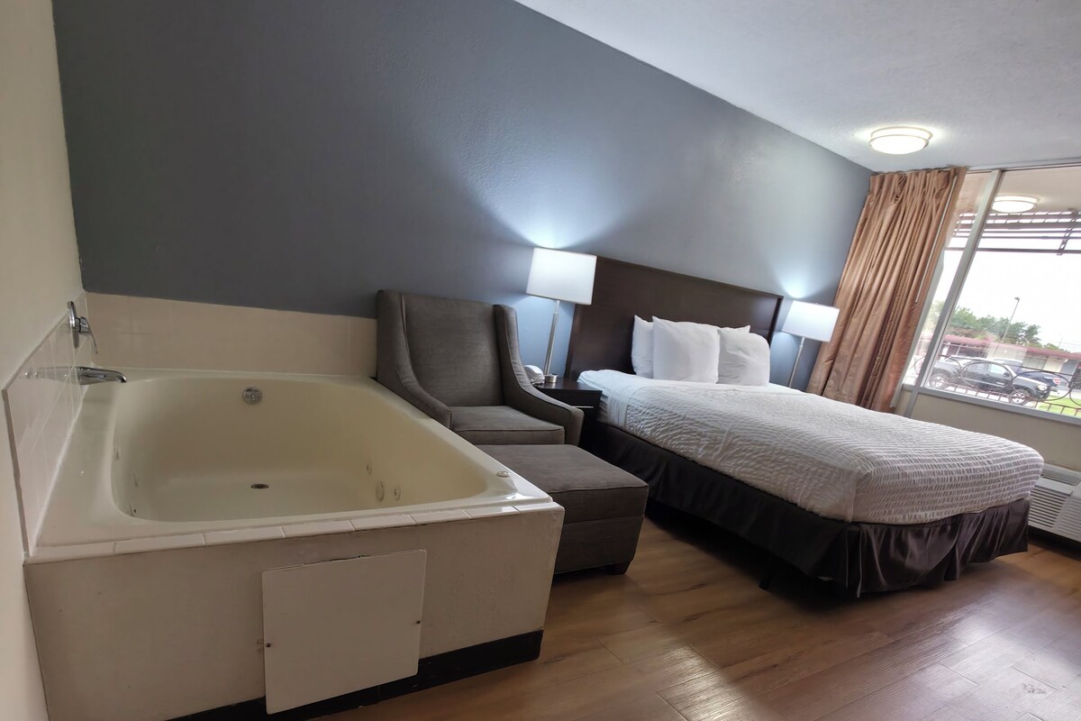 Suite, 1 King Bed, Non Smoking, Jetted Tub | Desk, WiFi (free), bed sheets