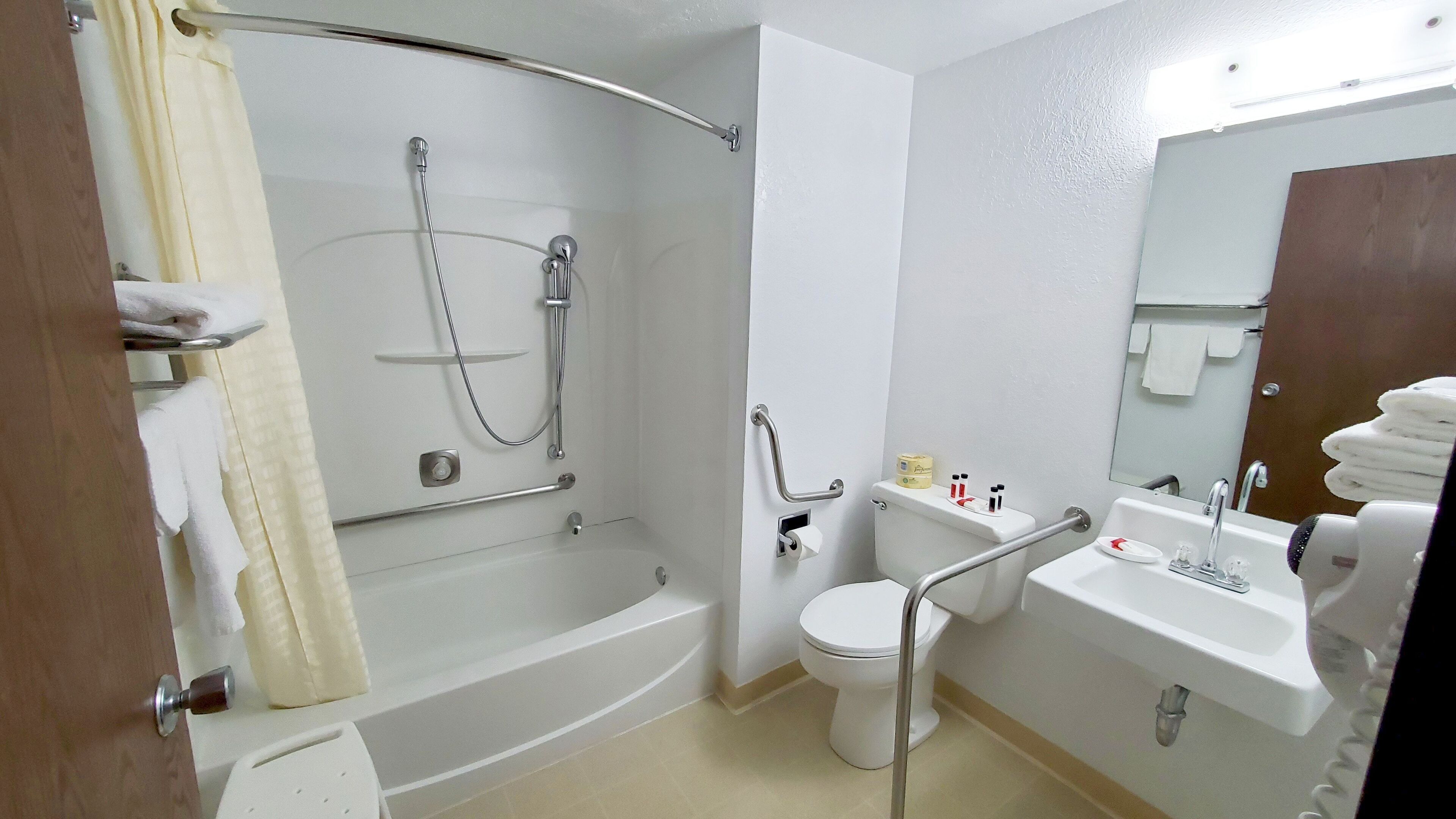 Un baño con bañera, inodoro y lavamanos.