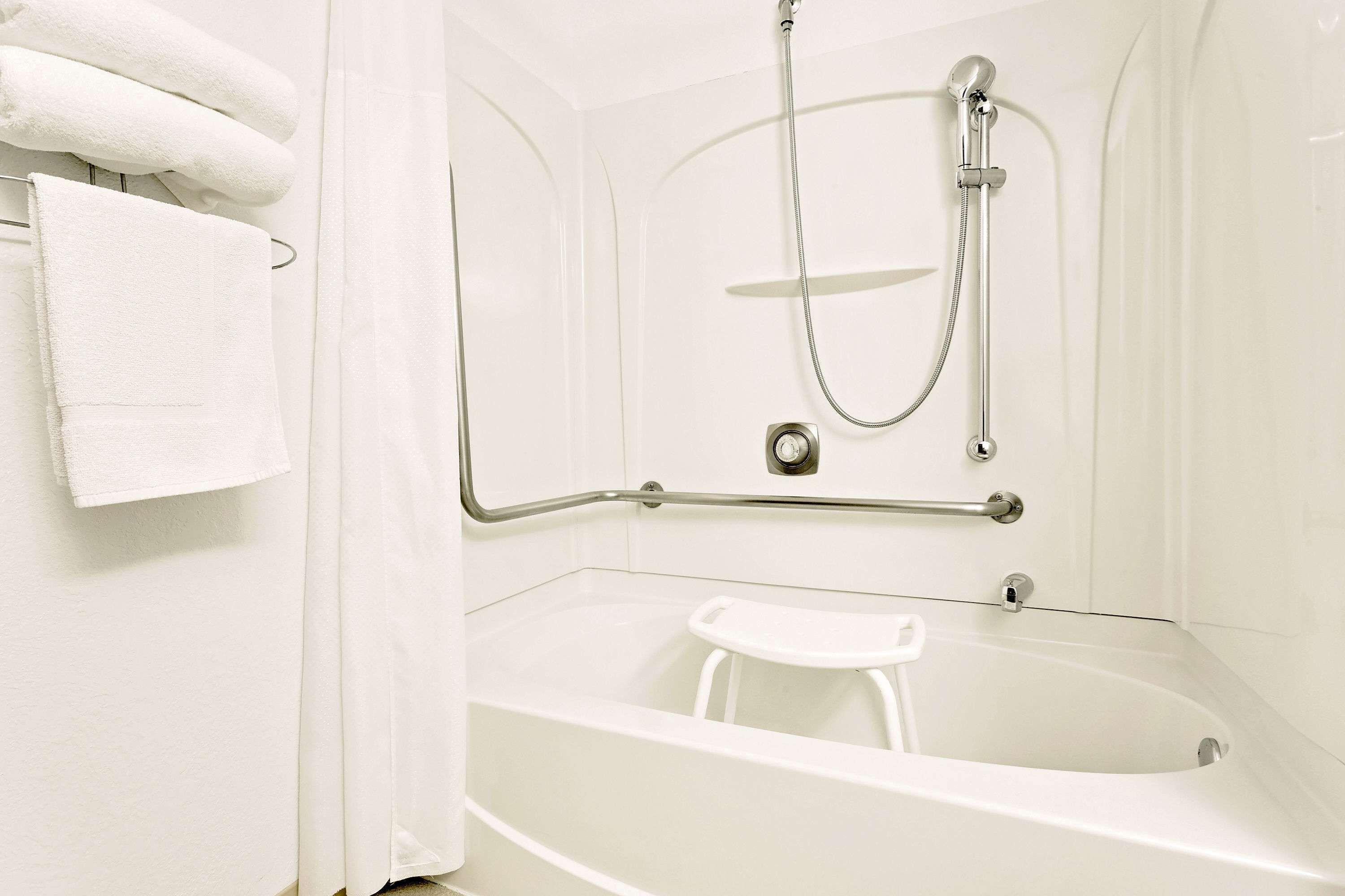 Combined shower/bathtub, hydromassage showerhead, hair dryer, towels