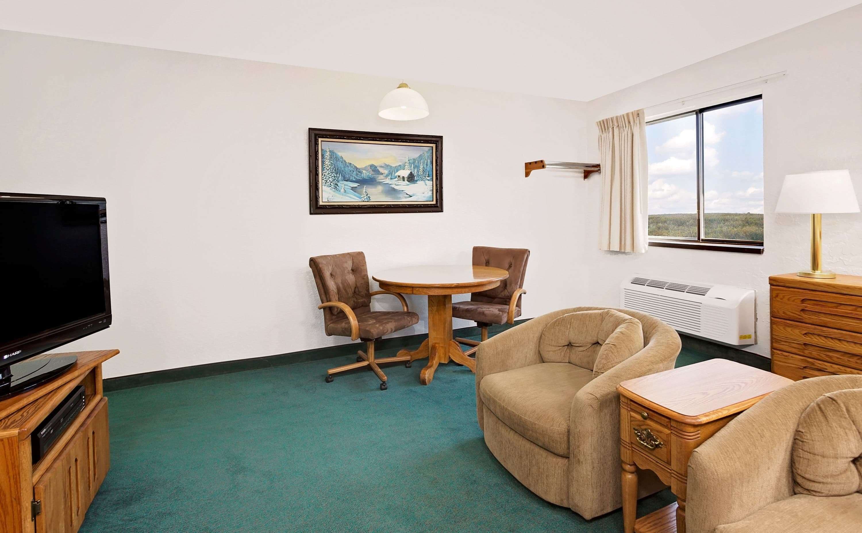 办公桌、笔记本电脑工作区、遮光窗帘、熨斗/熨衣板