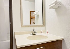 Combined shower/tub, hydromassage showerhead, hair dryer, towels
