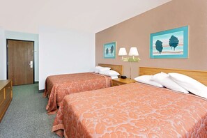 Een bureau, een laptopwerkplek, verduisterende gordijnen