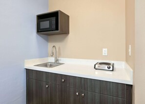 Studio, 1 King Bed, Non Smoking | 1 bedroom, individually decorated, individually furnished, desk