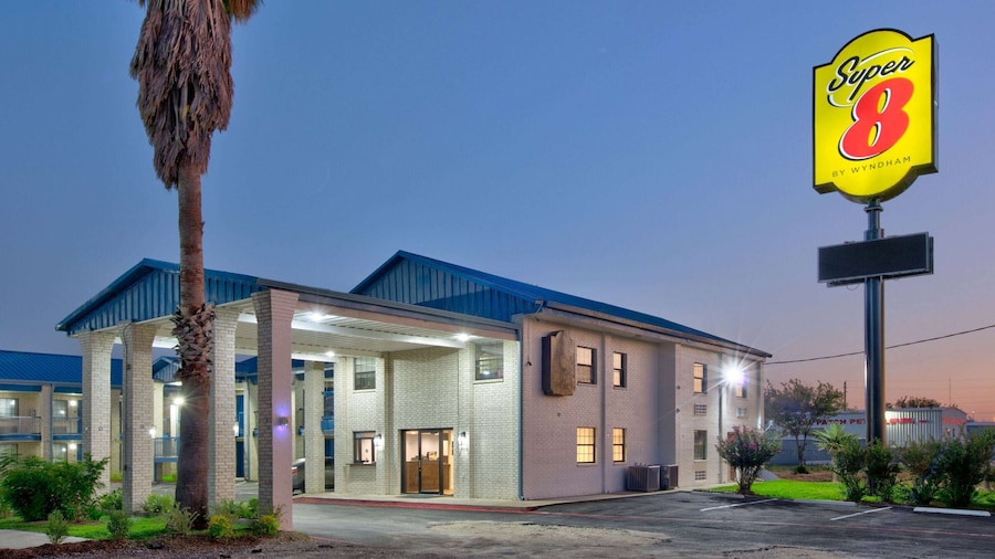 Super 8 by Wyndham Victoria / South / Hwy 59