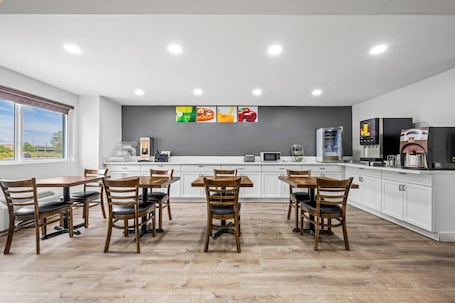 朝食、毎日提供 (無料)