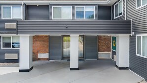Un bâtiment à deux étages doté d’une entrée abritée et d’un garage.