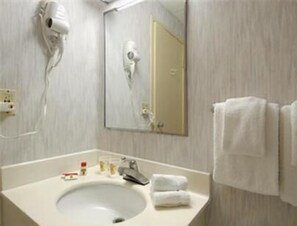 Combined shower/bathtub, hair dryer, towels