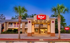 Un hôtel Red Roof Inn avec une structure à deux étages, un balcon et un parking.