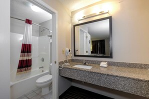 Combined shower/tub, deep soaking tub, free toiletries, hair dryer - Red Roof Inn Defuniak Springs (De Funiak Springs)