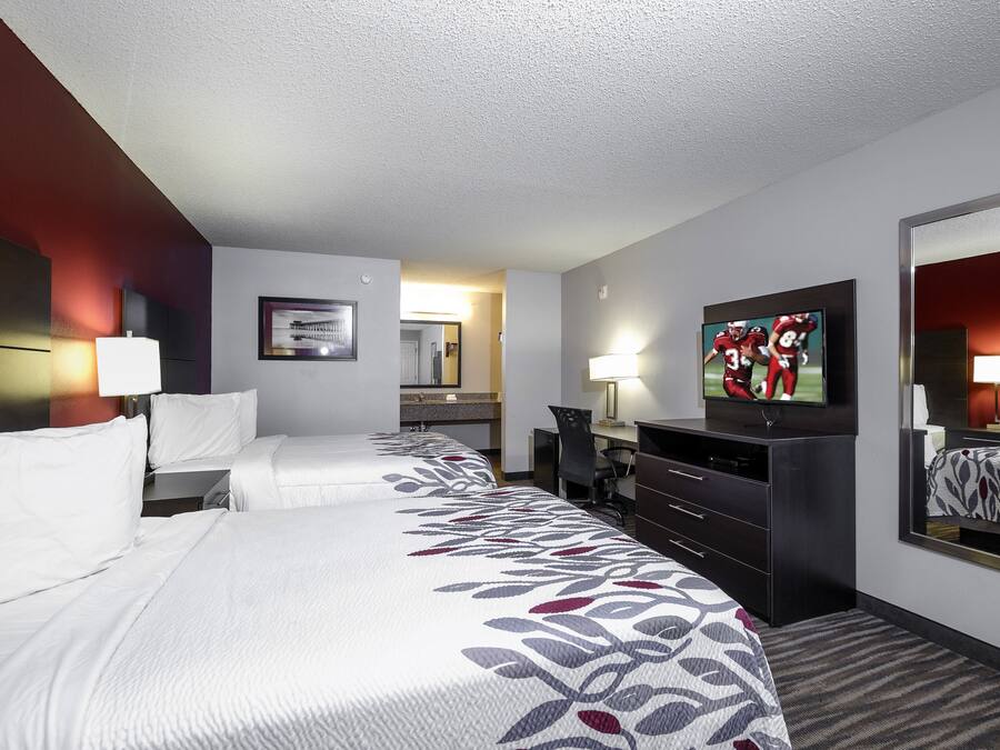 Bureau, rideaux occultants, fer et planche à repasser