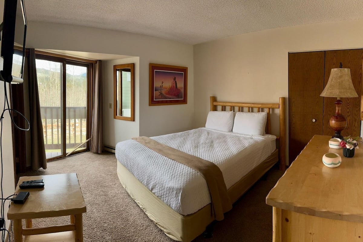 2 bedrooms, individually decorated, individually furnished, bed sheets