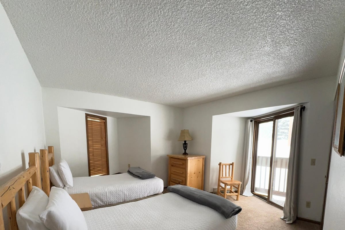 2 bedrooms, individually decorated, individually furnished, bed sheets