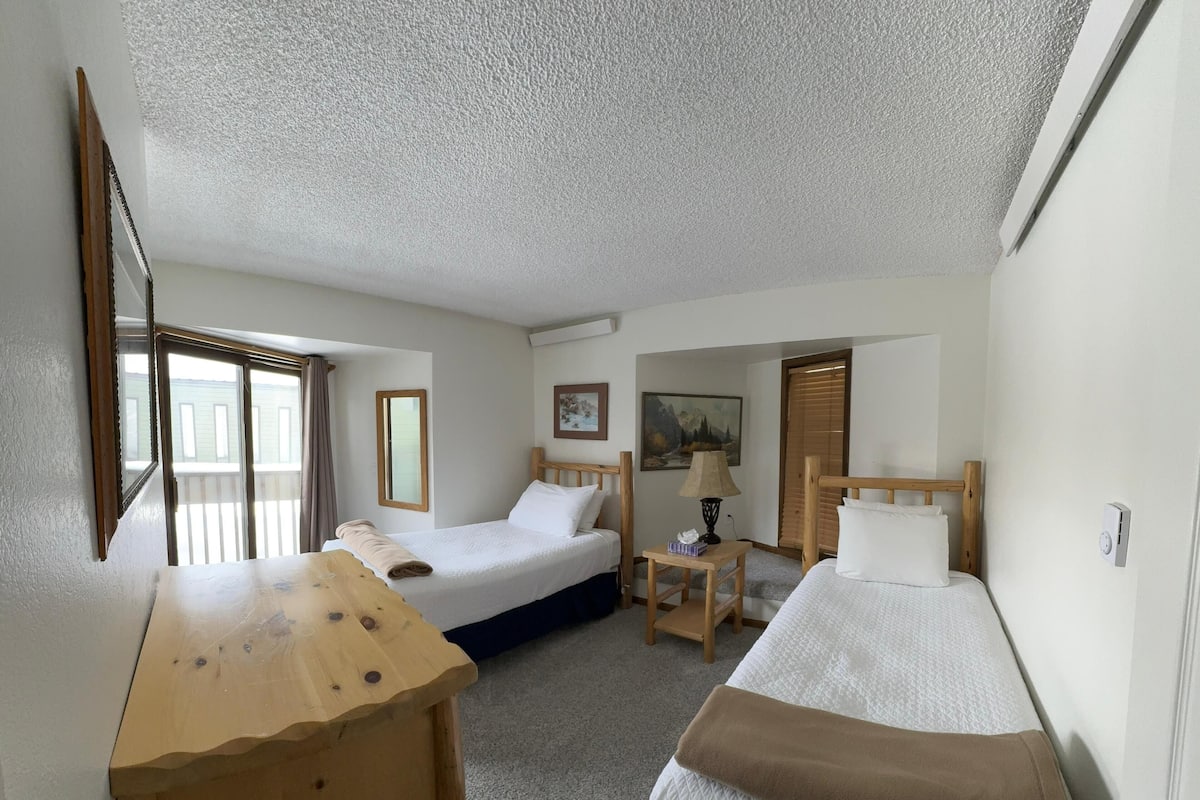 2 bedrooms, individually decorated, individually furnished, bed sheets