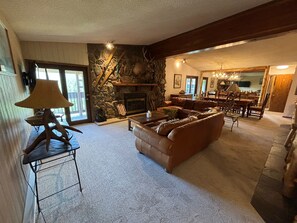 Condo Premier | Área de sala de estar | Televisión LED de 45 pulgadas con canales por cable y chimenea 