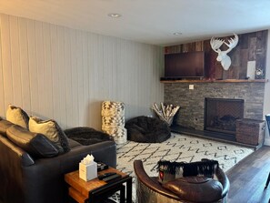 Condo estándar, 2 habitaciones | Área de sala de estar | Televisión LED de 45 pulgadas con canales por cable y chimenea 