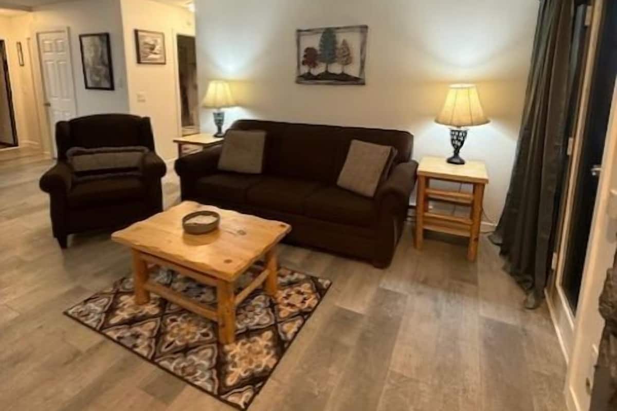 Deluxe appartement, 2 slaapkamers, open haard | Woonruimte | Een 45-inch ledtelevisie met kabelzenders en een open haard