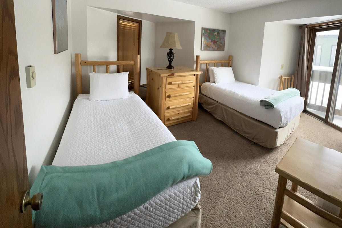 2 bedrooms, individually decorated, individually furnished, bed sheets