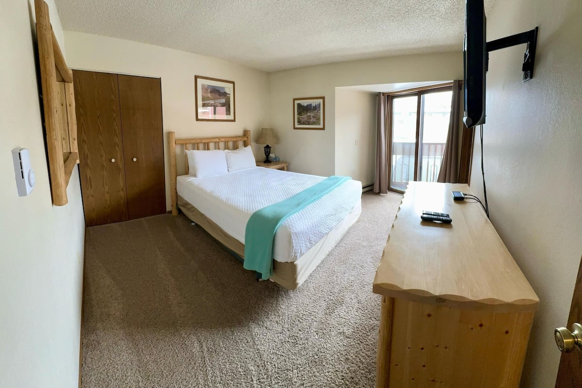 2 bedrooms, individually decorated, individually furnished, bed sheets