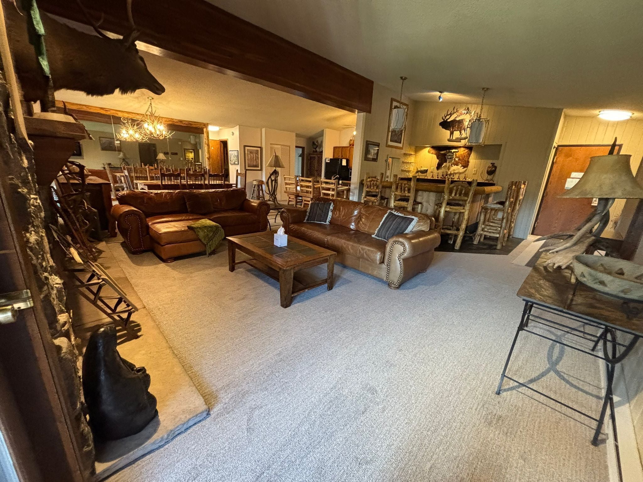 Lägenhet Premier | Vardagsrum | 45-tums LED-tv med kabelkanaler och eldstad