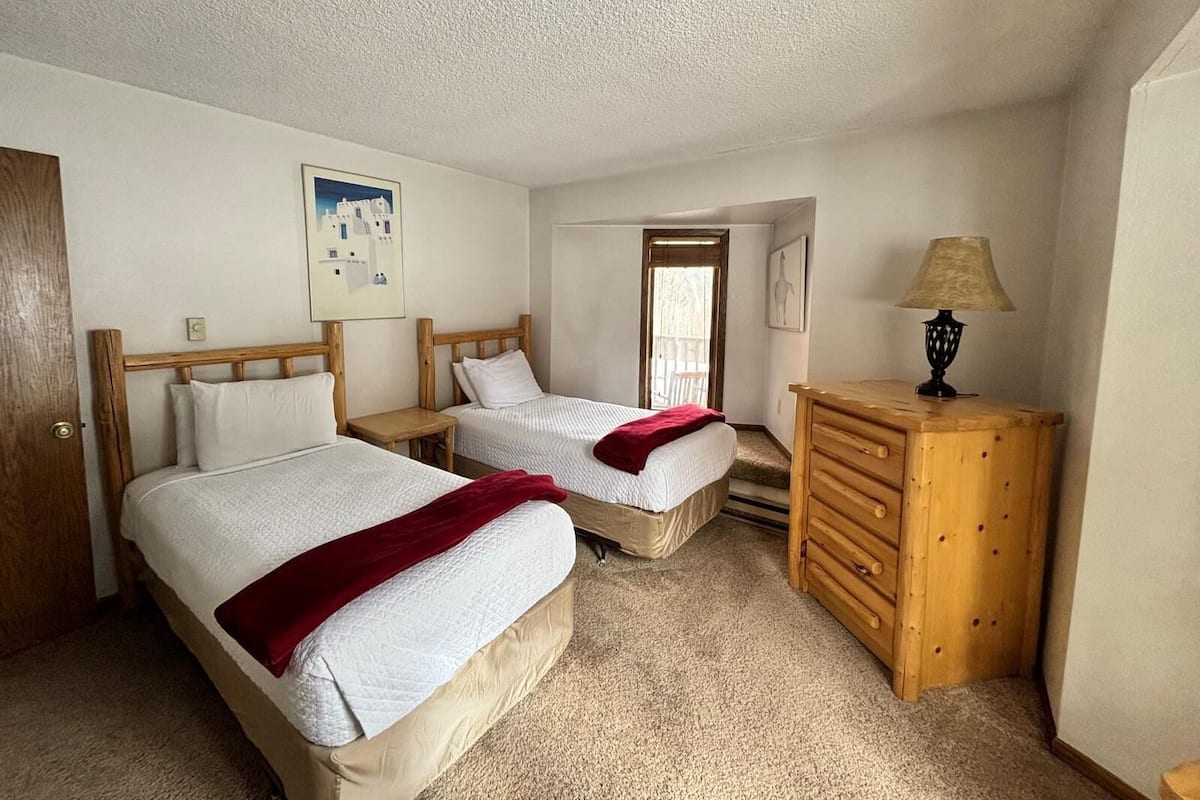 2 bedrooms, individually decorated, individually furnished, bed sheets