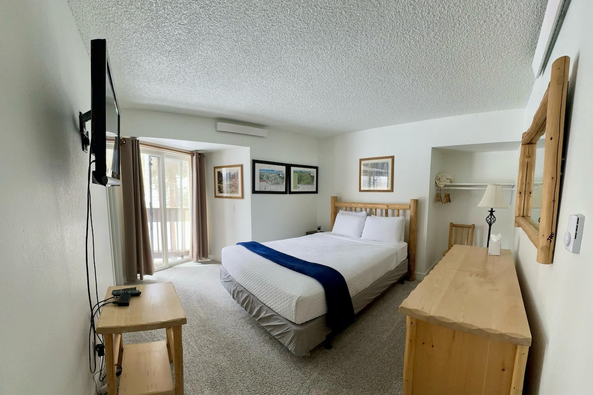 2 bedrooms, individually decorated, individually furnished, bed sheets