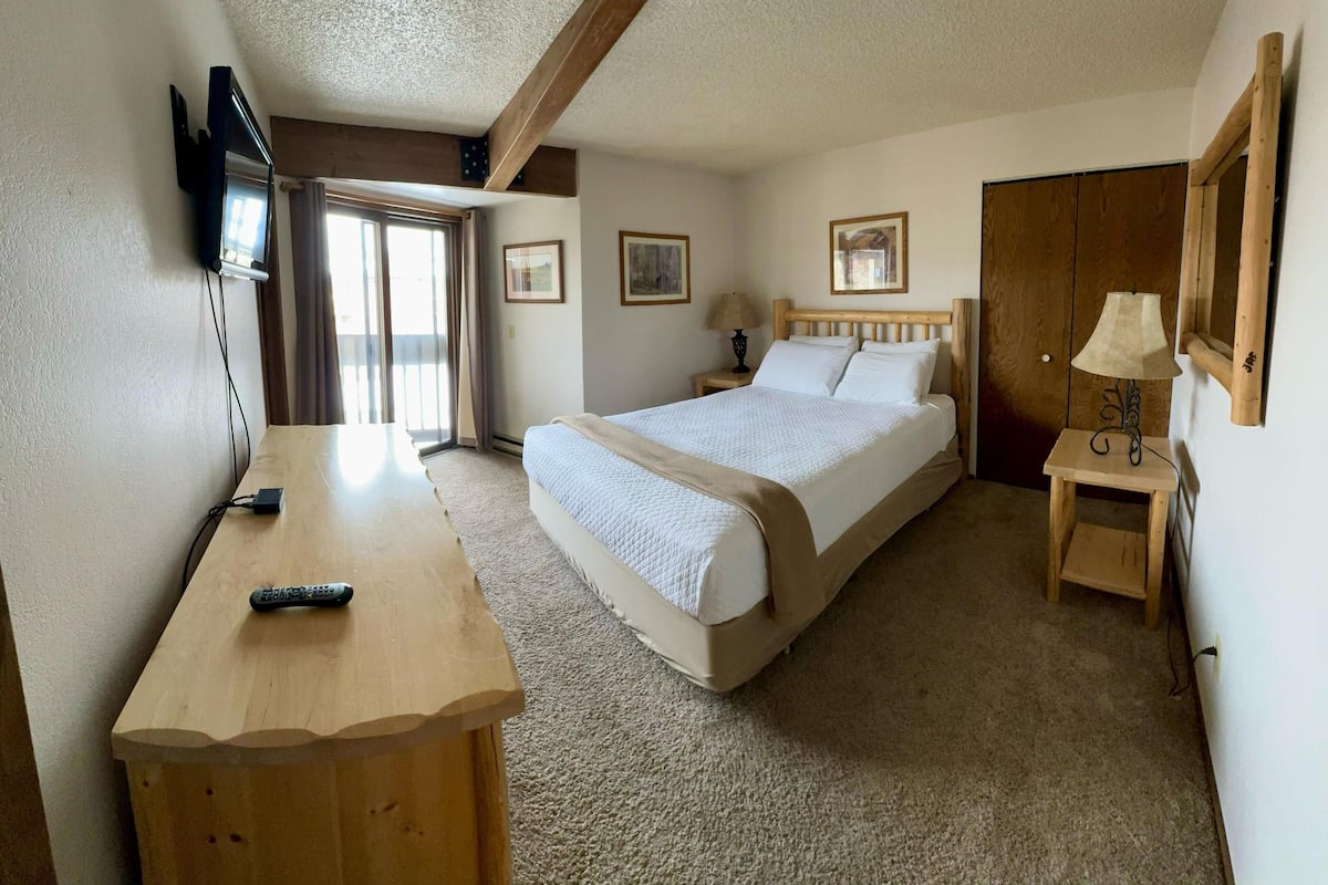 2 bedrooms, individually decorated, individually furnished, bed sheets