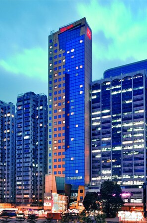 Bagian depan properti - sore/malam