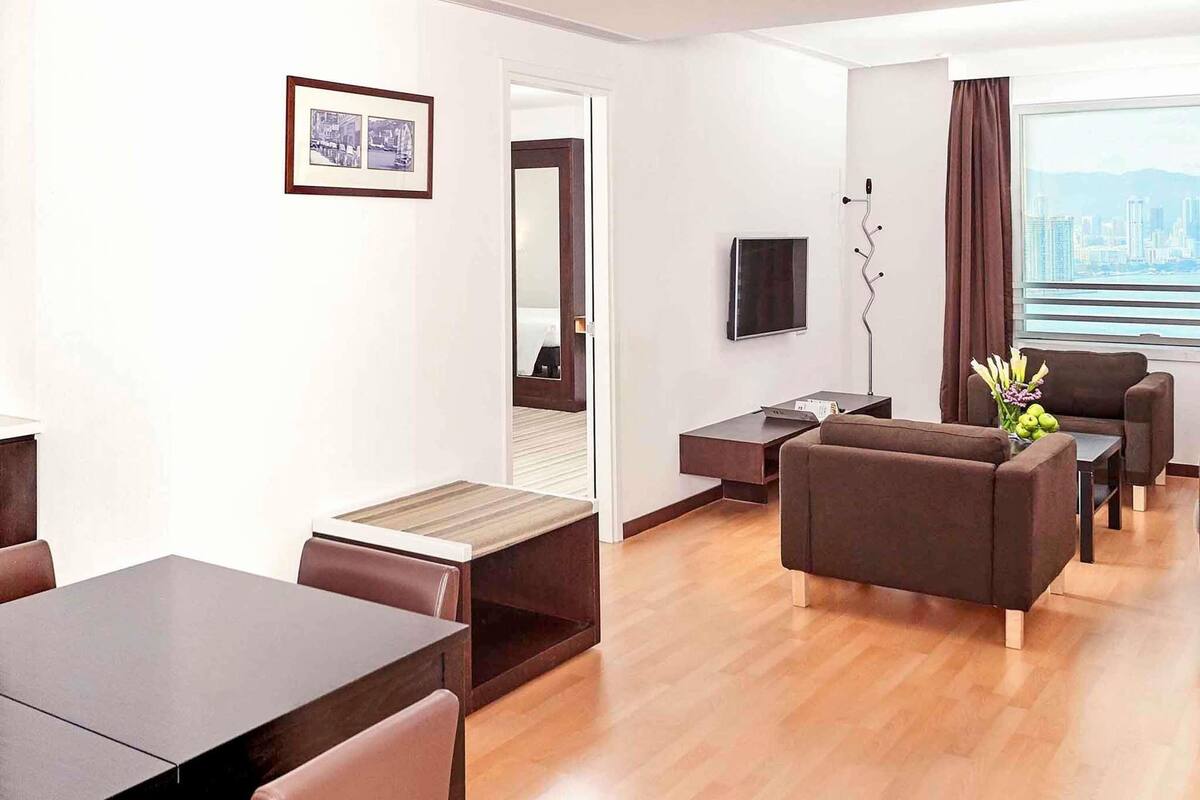 ห้องเอ็กเซกคิวทีฟสว  ีท, เตียงใหญ่ 1 เตียง | มินิบาร์, ตู้นิรภัยในห้องพัก, โต๊ะทำงาน, ห้องเก็บเสียง