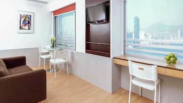 Studio, 1 Double Bed | Minibar, in-room safe, desk, soundproofing