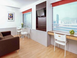 Estudio, 1 cama matrimonial | Minibar, caja de seguridad en la habitación y escritorio