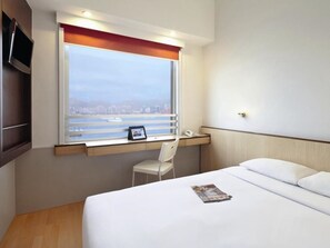 Superior tweepersoonskamer, 1 tweepersoonsbed, uitzicht op haven | Een minibar, een kluis op de kamer, een bureau, geluiddichte muren
