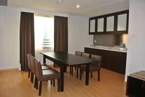Suite executiva, 1 llit doble | Sala d'estar | Televisor 