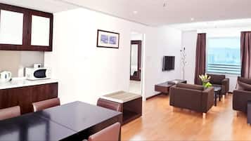 Suite Eksekutif, 1 Tempat Tidur Double | Area keluarga | TV