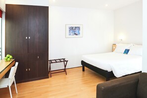 Studio, 1 giường đôi | Minibar, két bảo mật tại phòng, bàn, phòng cách âm 