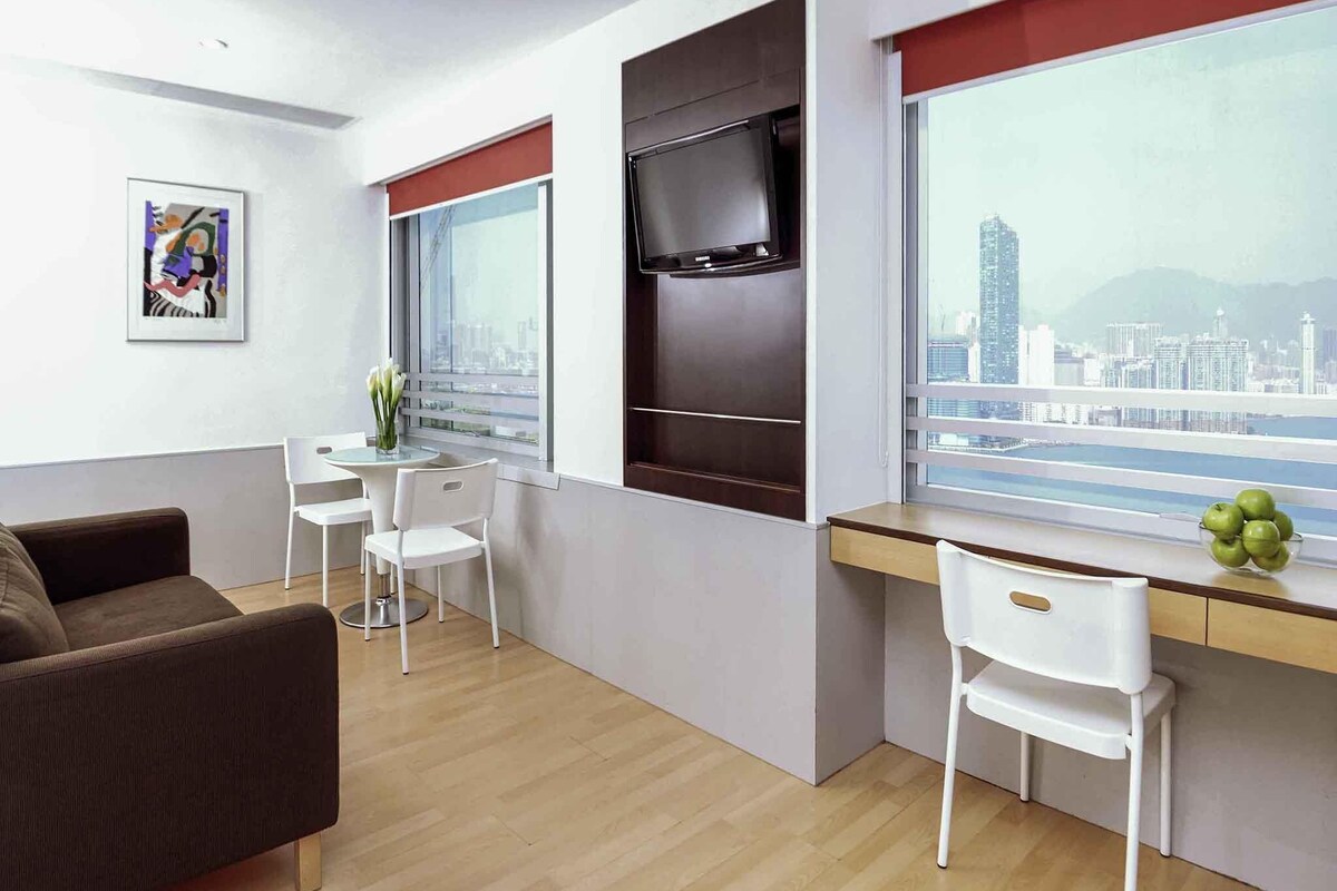Studio, 1 Double Bed | Minibar, in-room safe, desk, soundproofing