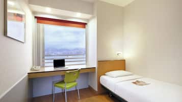 Standard Room Single | Minibar, in-room safe, desk, soundproofing