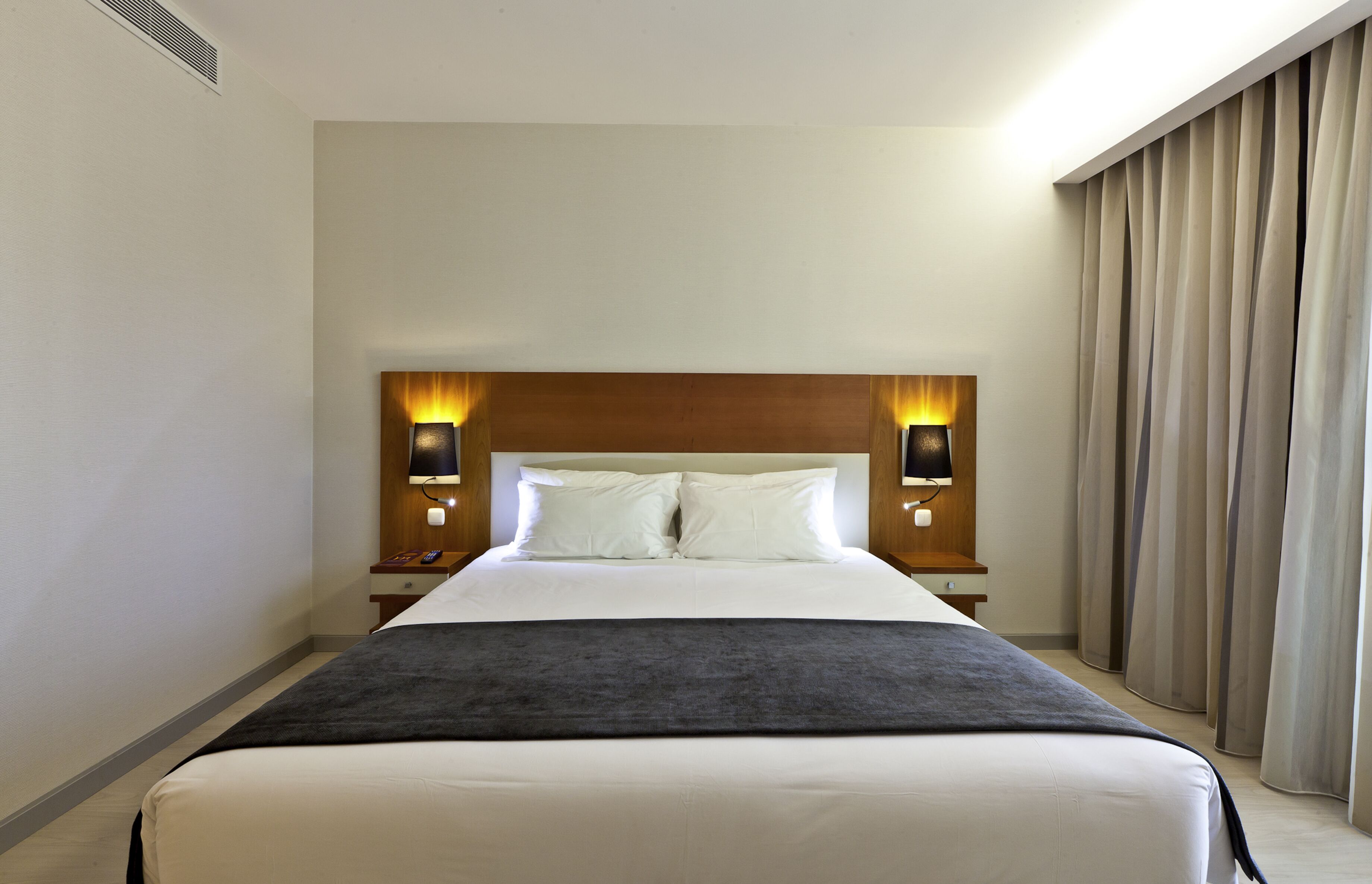 standard room, 1 double bed | in-room safe, desk, laptop workspace, blackout curtains