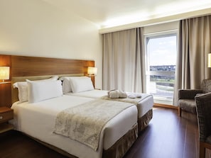 Minibar, in-room safe, desk, laptop workspace - Mercure Lisboa Hotel (Lisbon)