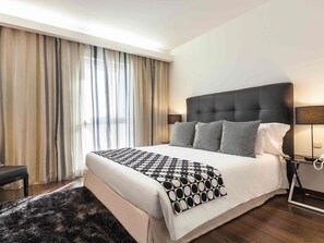 Phòng Suite, 1 giường cỡ king | Minibar, két bảo mật tại phòng, bàn 