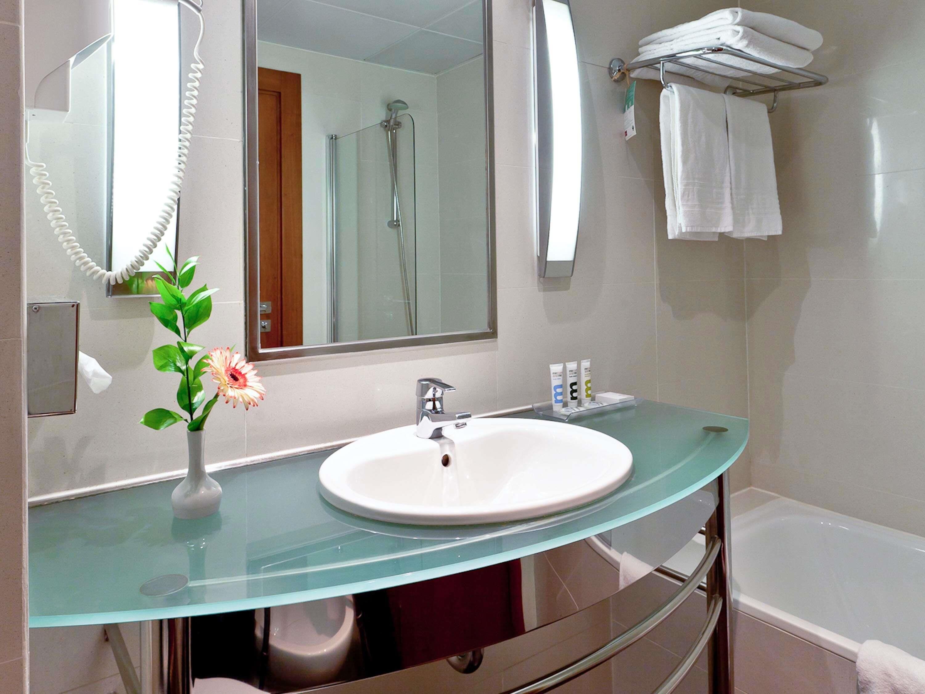 Cofres nos quartos, escrivaninha, espaço de trabalho para notebook