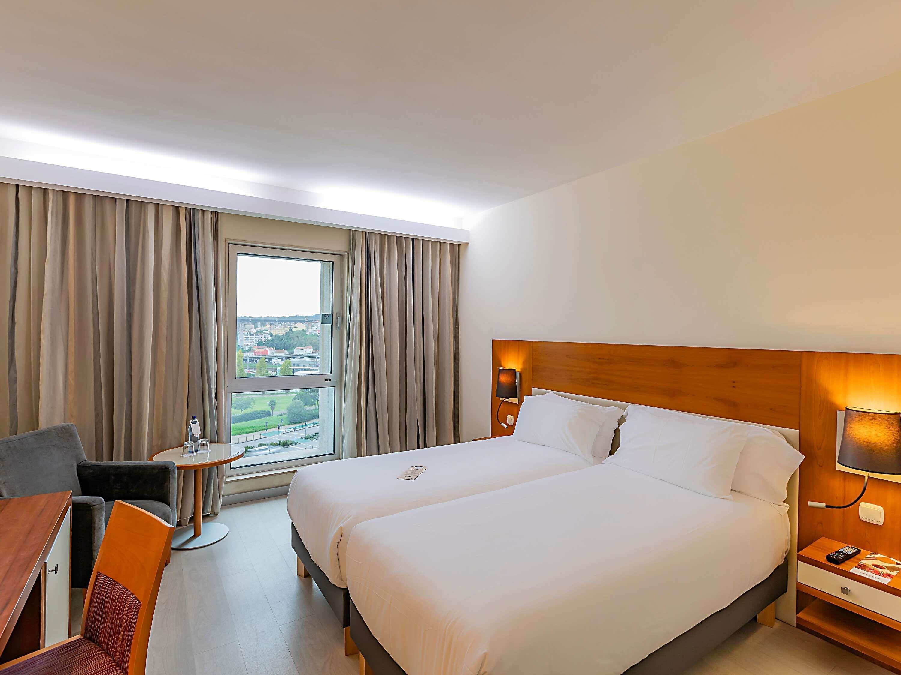 标准双床房, 2 张单人床 | 客房内保险箱、办公桌、笔记本电脑工作区、遮光窗帘