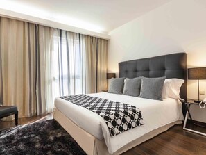 Suíte, 1 cama King | Cofres nos quartos, escrivaninha, espaço de trabalho para notebook