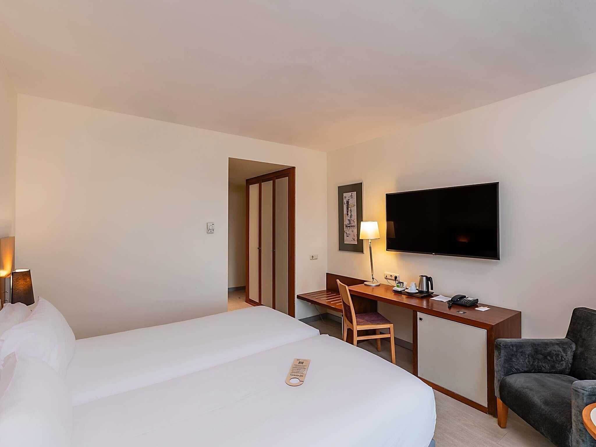 Minibar, caja de seguridad en la habitación y escritorio 