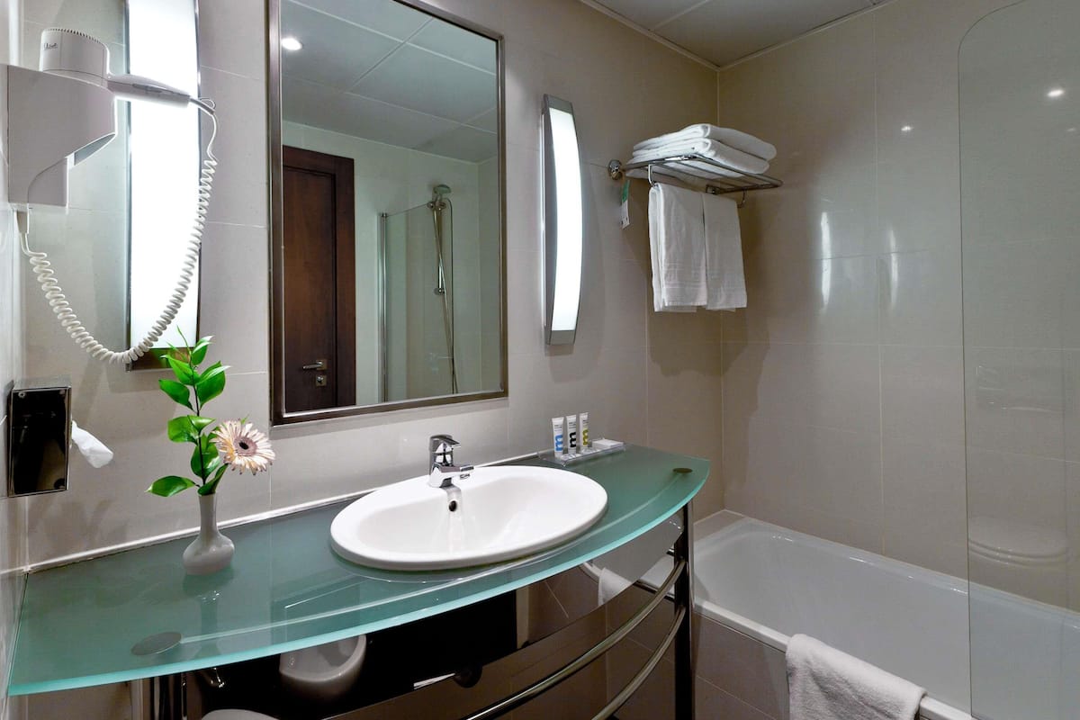 VÀrdeförvaringsskÄp pÄ rummet, skrivbord och arbetsyta för laptop