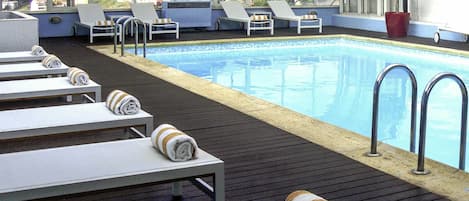 Piscina coberta (horari: 09:00-21:00) i gandules