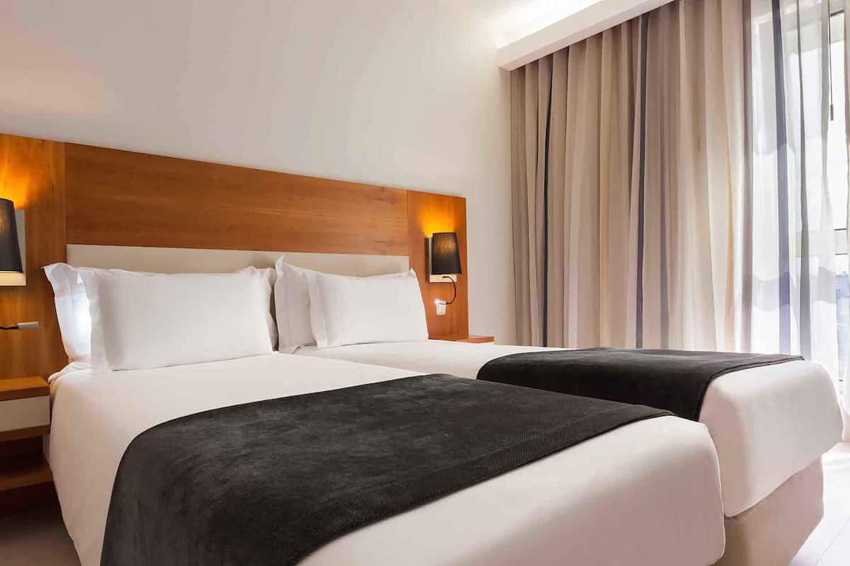 Habitació amb dos llits individuals estàndard, 2 llits individuals | Caixa forta a l'habitació i escriptori