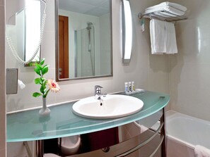 Bathtub, eco-friendly toiletries, hair dryer, bidet - Mercure Lisboa Hotel (Lisbon)