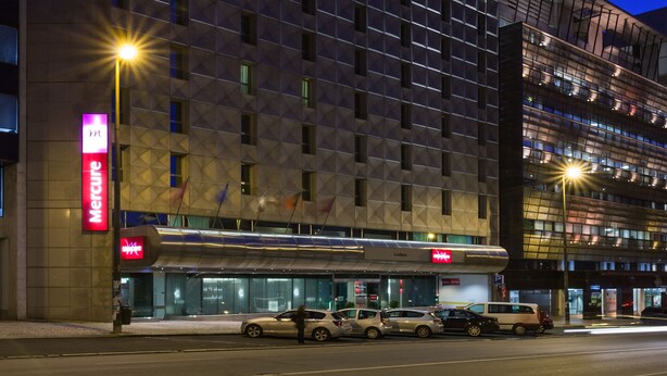 A modern hotel with a geometric facade and illuminated signage. - Mercure Lisboa Hotel (Lisbon)