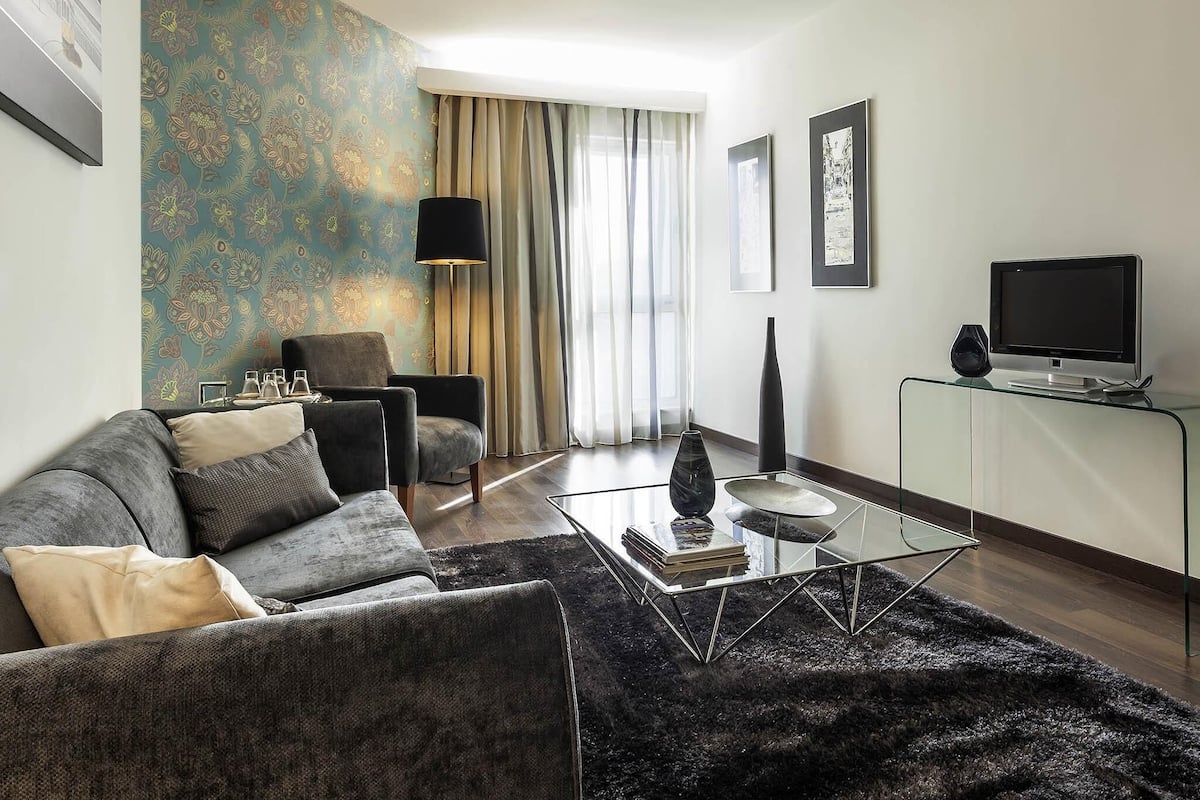 Suite, 1 King Bed | In-room safe, desk, laptop workspace, blackout drapes