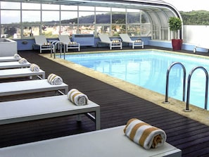 Innenpool, geöffnet von 09:00 Uhr bis 21:00 Uhr, Liegestühle